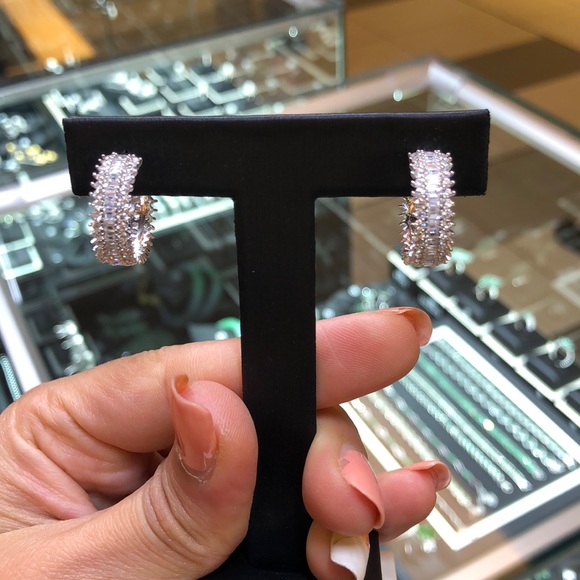 Hoops Earring - Picture 2 of 3